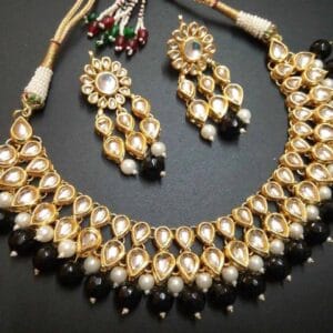 Holika Black-White Necklace